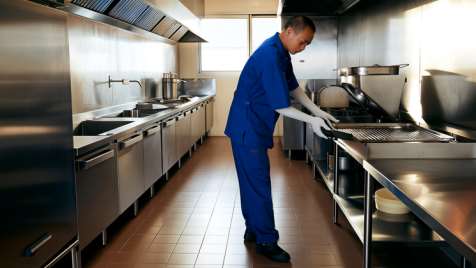 油煙機“懶癌”患者注意！五年不進行油煙機清洗等于自找麻煩，你家油煙機多少歲了？